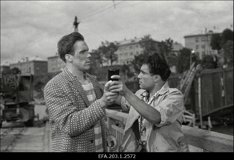 Kaader filmistuudio Tallinnfilm mängufilmist Vihmas ja päikeses, Jaan Riit - Jaan Saul ja Roman - Nikolai Slitšenko (paremal)