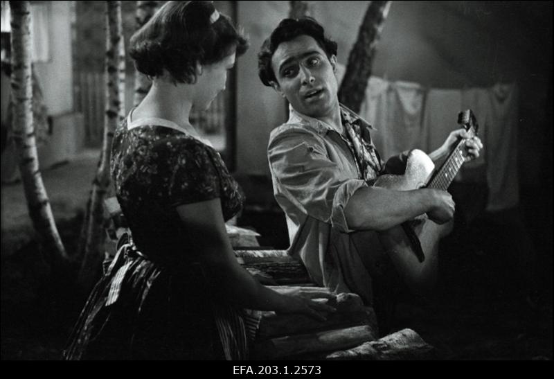 Kaader filmistuudio Tallinnfilm mängufilmist Vihmas ja päikeses, Külliki - Maila Rästas ja Roman - Nikolai Slitšenko.