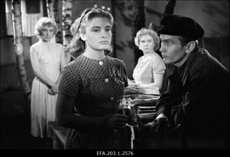 Kaader filmistuudio Tallinnfilm mängufilmist Vihmas ja päikeses, Anne-Mai - Eva Murniece, Viktor - Mikk Mikiver.