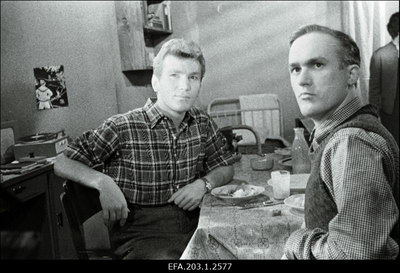 Kaader filmistuudio Tallinnfilm mängufilmist Vihmas ja päikeses, Viktor - Mikk Mikiver ja Raul - Rein Olmaru (paremal).