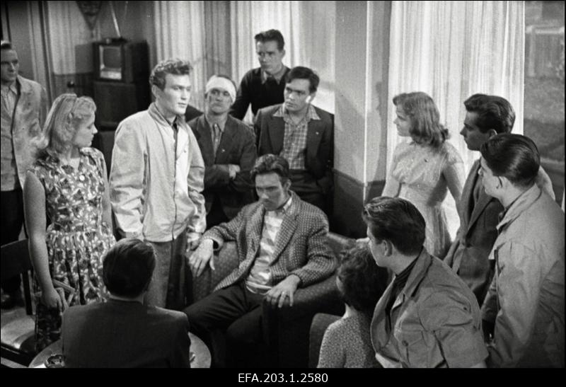 Kaader filmistuudio Tallinnfilm mängufilmist Vihmas ja päikeses.