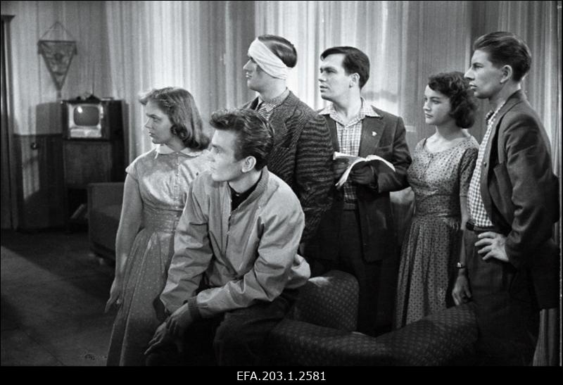 Kaader filmistuudio Tallinnfilm mängufilmist Vihmas ja päikeses.