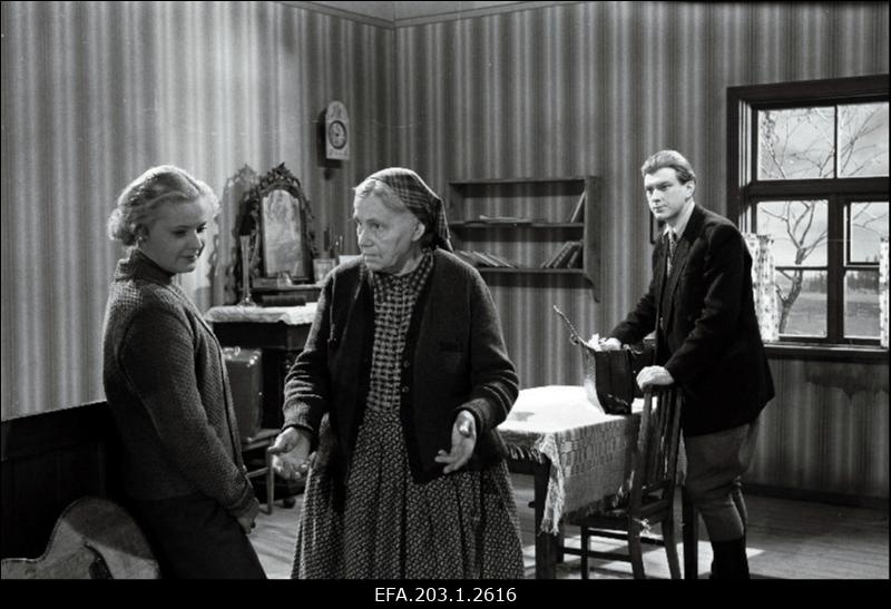 Kaader filmistuudio Tallinnfilm mängufilmist Pöördel, (vasakult) Heli - Asta Vihandi, Betty Kuuskemaa, Raivo Kotkas - Gunnar Kilgas.