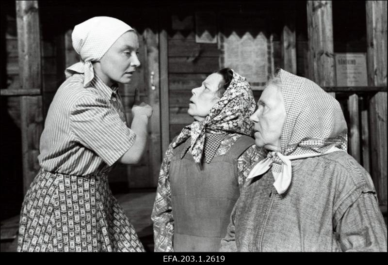 Kaader filmistuudioTallinnfilm mängufilmist Pöördel, (vasakult) Evi Rauer, Salme Reek, Betty Kuuskemaa.