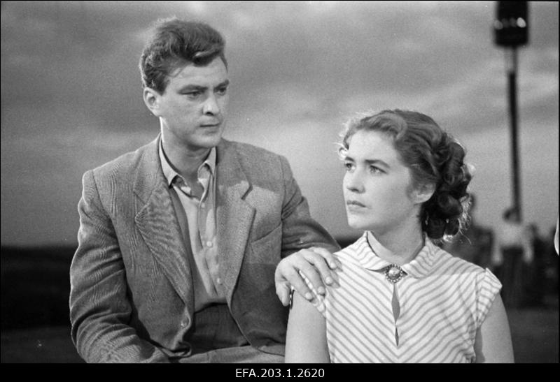 Kaader filmistuudio Tallinnfilm mängufilmist Pöördel, (vasakult) G. Kilgas (Raivo Kotkas), E. Kaarma (Salme).