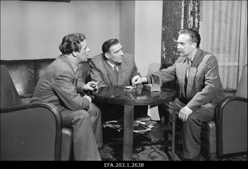 Kaader filmistuudio Tallinnfilm mängufilmist Veealused karid, (vasakult) Priidu - Valdo Truve, Tiudur - Ott Raukas ja Olev Eskola.