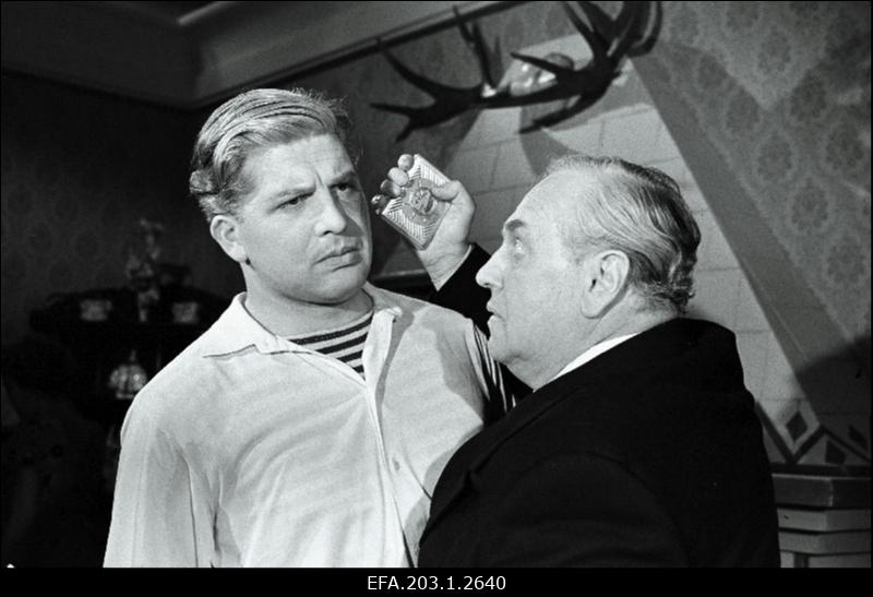 Kaader filmistuudio Tallinnfilm mängufilmist Veealused karid, (vasakult Tõnis) - Aksel Orav, Linkvist - Arno Suurorg.