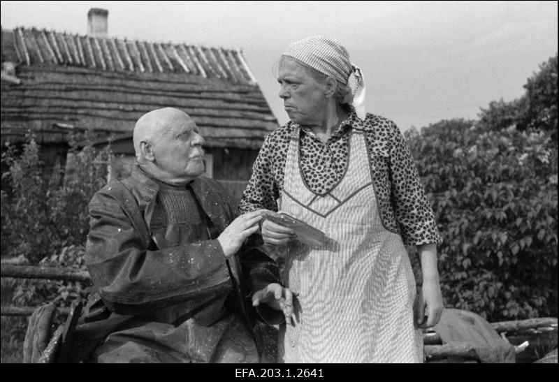 Kaader filmistuudio Tallinnfilm mängufilmist Veealused karid, (vasakult) Mihkel - Aado Hõimre, Katrin Välbe.