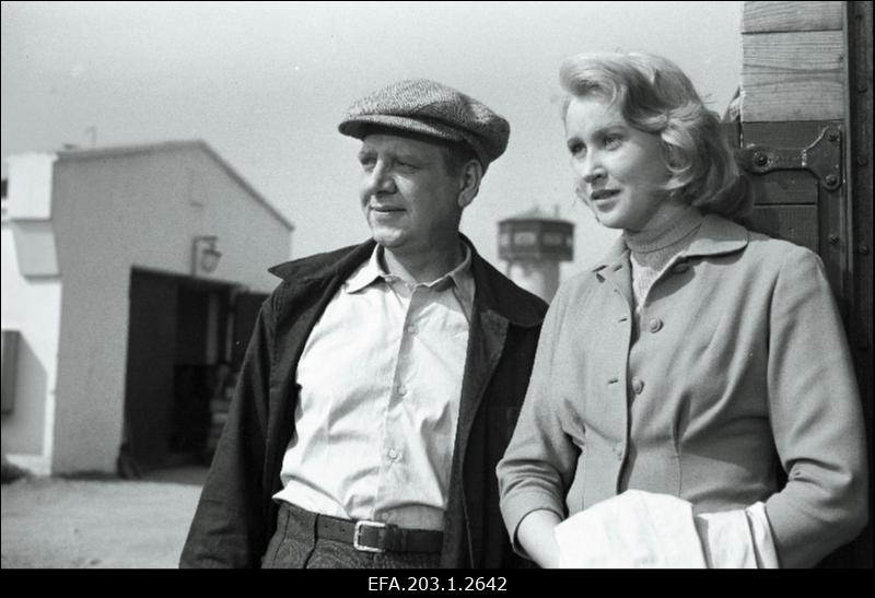 Kaader filmistuudio Tallinnfilm mängufilmist Veealused karid, (vasakult) Tiudur - Ott Raukas, Riina - Agnessa Peterson.