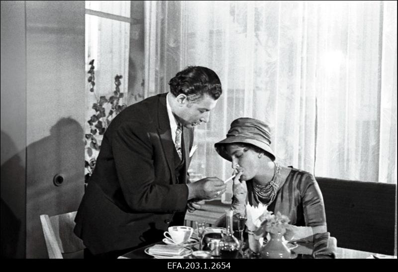 Kaader filmistuudio Tallinnfilm mängufilmist Juhuslik kohtumine, (vasakult) Richard - Eino Baskin, Marika - Lia Laats.