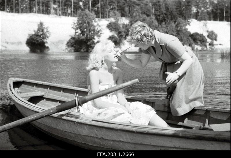 Filmistuudio Tallinnfilm mängufilmis Juhuslik kohtumine tütre osas esinenud Alice Adra jumestamine enne võtete algust.