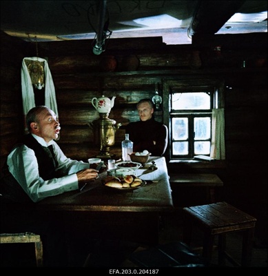 Stseen Tallinnfilmi mängufilmist "Briljandid proletariaadi diktatuurile". Krutov (J. Katin-Jartsev) ja Vorontsov (Aleksandr Kaidanovski).  similar photo