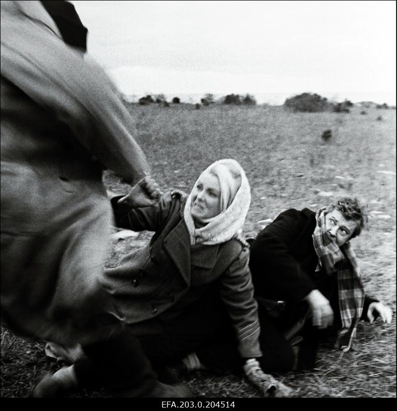 Stseen filmistuudio "Tallinnfilm" mängufilmist "Gladiaator". Tasakaalu on kaotanud Anni Tihu (Vija Artmane) ja Guido (Juris Lejaskalns).