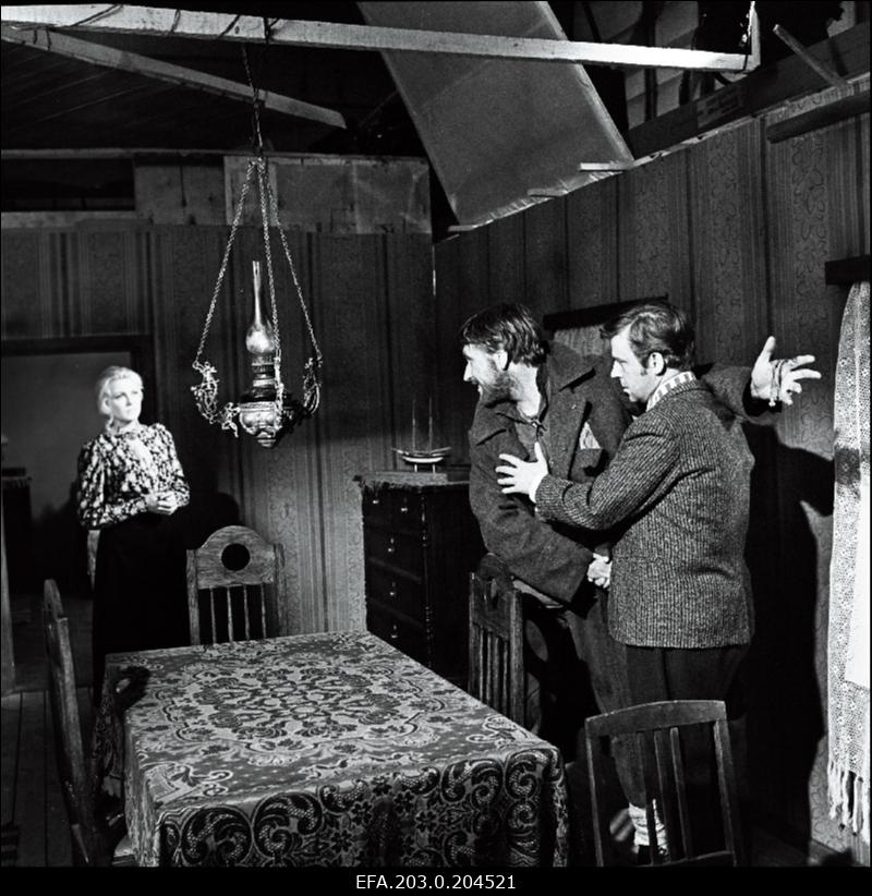 Stseen filmistuudio "Tallinnfilm" mängufilmist "Gladiaator". Vasakult Anni Tihu (Vija Artmane), keskel tema mees Joonas (Vitautas Tomkus) ründamas oma rivaali Guidot (Juris Lejaskalns).