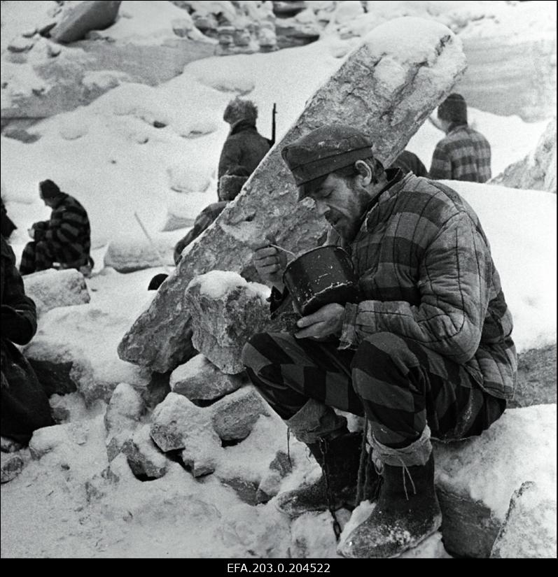 Stseen filmistuudio "Tallinnfilm" mängufilmist "Gladiaator". Suppi sööb sõjavang Laar (Leonhard Merzin).