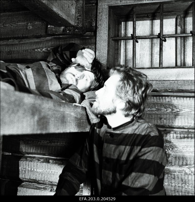 Stseen filmistuudio "Tallinnfilm" mängufilmist "Gladiaator". Sõjavangid Joonas Tihum (Vitautas Tomkus) ja Laar (Leonhard Merzin).