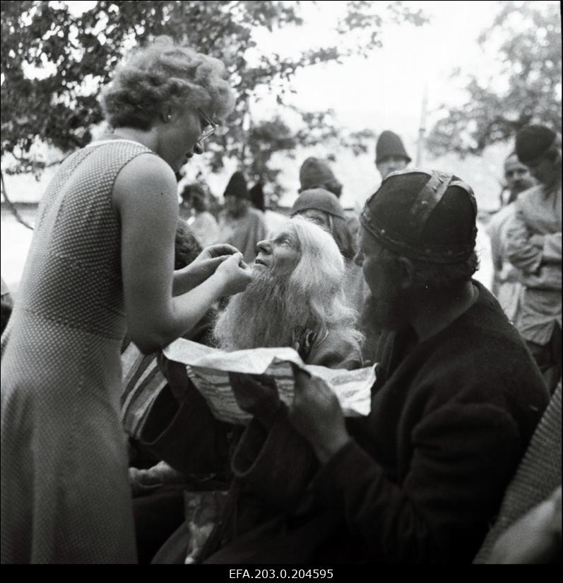 Tallinnfilmi mängufilmi "Hundiseaduse aegu" filmimine. Grimmparandusi Metsatargale (Voldemar Paavel) teeb grimmikunstnik Aita Levoll.