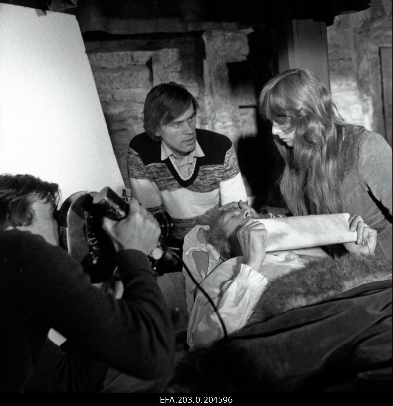 Tallinnfilmi mängufilmi "Hundiseaduse aegu" filmimine. Keskel režissöör-lavastaja Olav Neuland, paremal Liisa Pesentack - Regina Razuma.