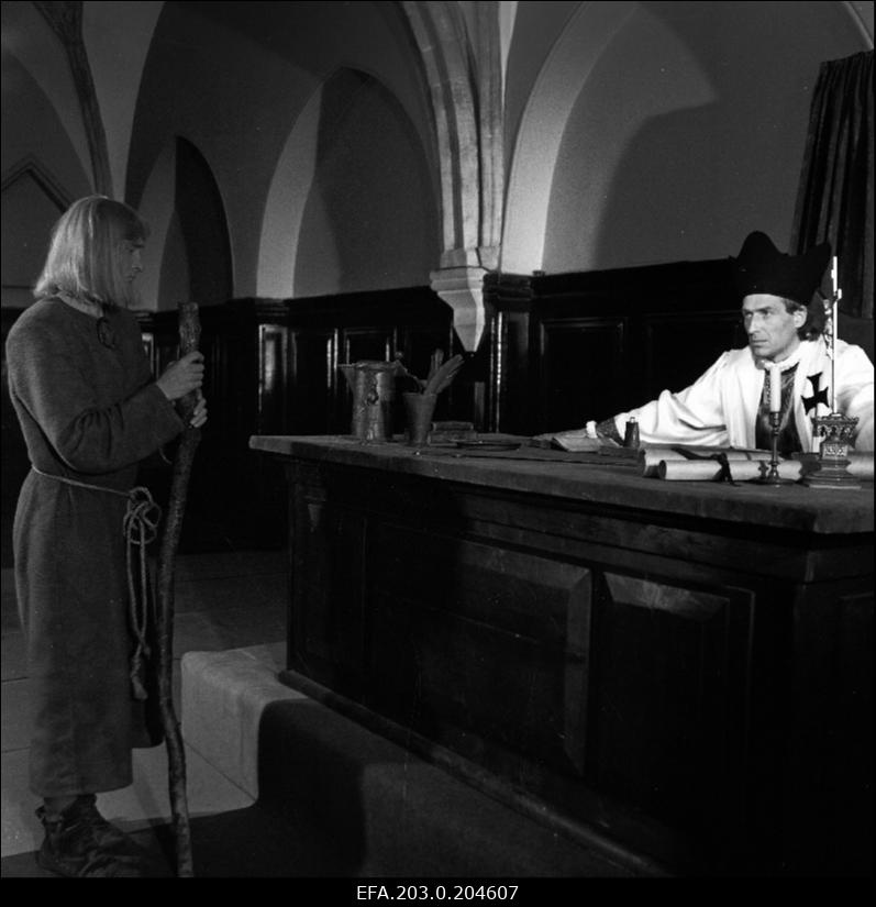 Stseen Tallinnfilmi mängufilmist "Hundiseaduse aegu". Meleleiv (Arvo Kukumägi) palub ordumeistrilt (Ago Roo) turvakaitset orvuks jäänud Liisa Pesentackile.