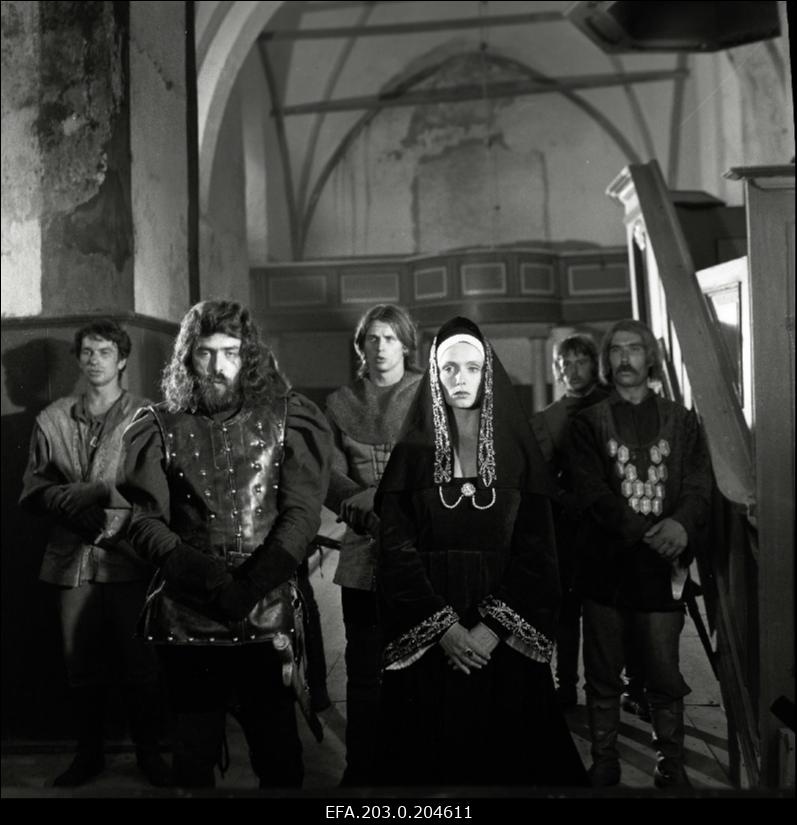 Stseen Tallinnfilmi mängufilmist "Hundiseaduse aegu". Esiplaanil Hans Metten - Jüri Krjukov ja Liisa Pesentack - Regina Razuma. Nende taga (keskel) Hans - Märt Visnapuu.