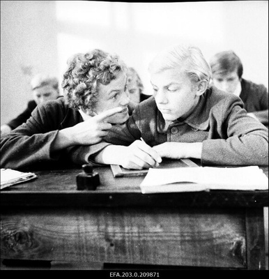 Tallinnfilmi mängufilm "Kevade". Foto filmist. Tootsi osas Aare Laanemets, Arno osas Arno Liiver.  similar photo