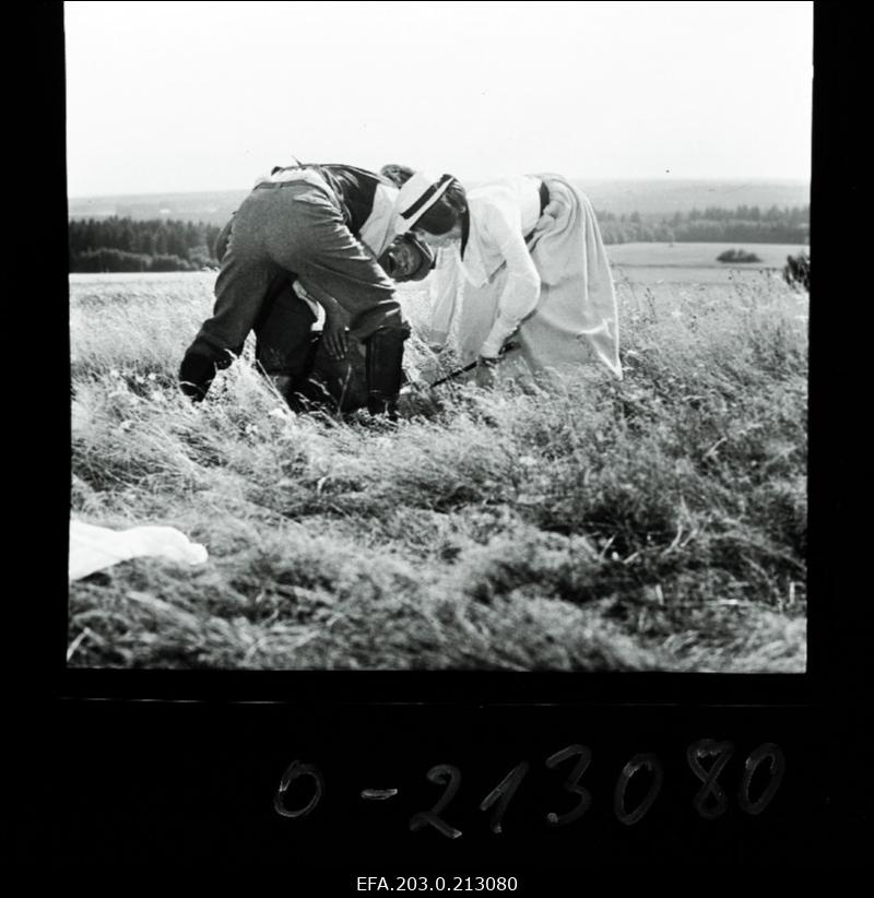 Kaader Tallinnfilmi mängufilmist "Suvi". Joosep Tootsi osas Aare Laanemets, Kristjan Lible osas Kaljo Kiisk, neiu Ärnja osas Mare Garšnek.