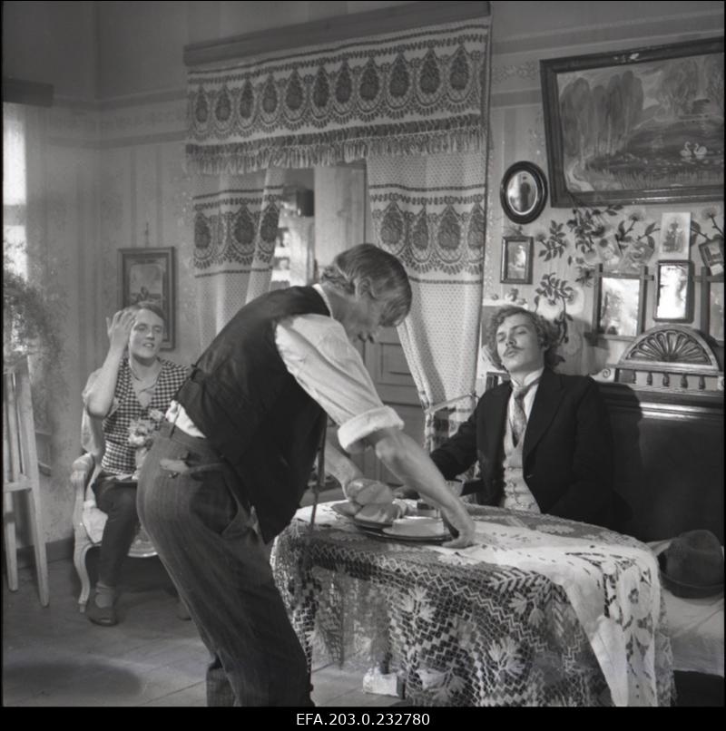 Kaader Tallinnfilmi mängufilmist "Suvi". Jorh Adniel Kiire osas Margus Lepa, papa Kiire osas Ervin Abel,  Joosep Tootsi osas Aare Laanemets.