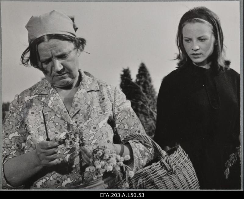Kaader filmistuudio Tallinnfilm mängufilmist Tütarlaps mustas, vasakult: Kadi - Lisl Lindau, Saale - Gerlinda Koppelman.
