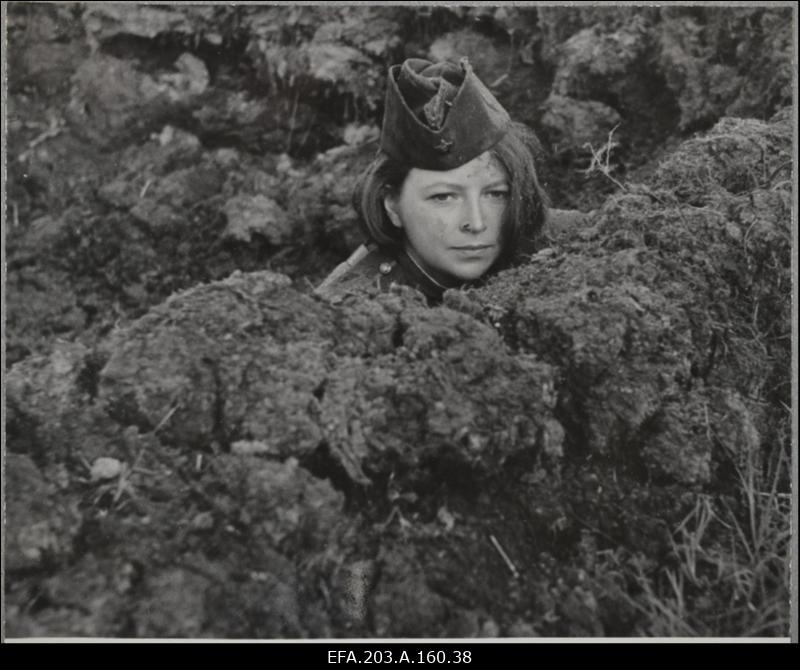Näitleja K. Kikerpuu filmistuudio Tallinnfilm mängufilmis Inimesed sõdurisinelis.
