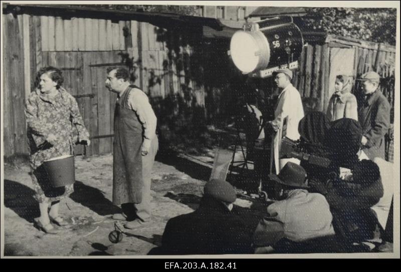 Filmistuudio Tallinnfilm mängufilmi Tagahoovis võtete ajal.