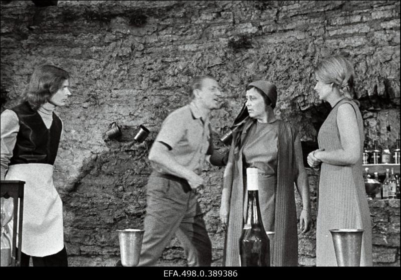 Tallinnfilmi muusikalise filmi Don Juan Tallinnas võtted. Vasakult: Kõrtsmik – Juhan Viiding, režissöör Arvo Kruusement, Teresa - Silvia Laidla, Isabella - Eve Kivi.