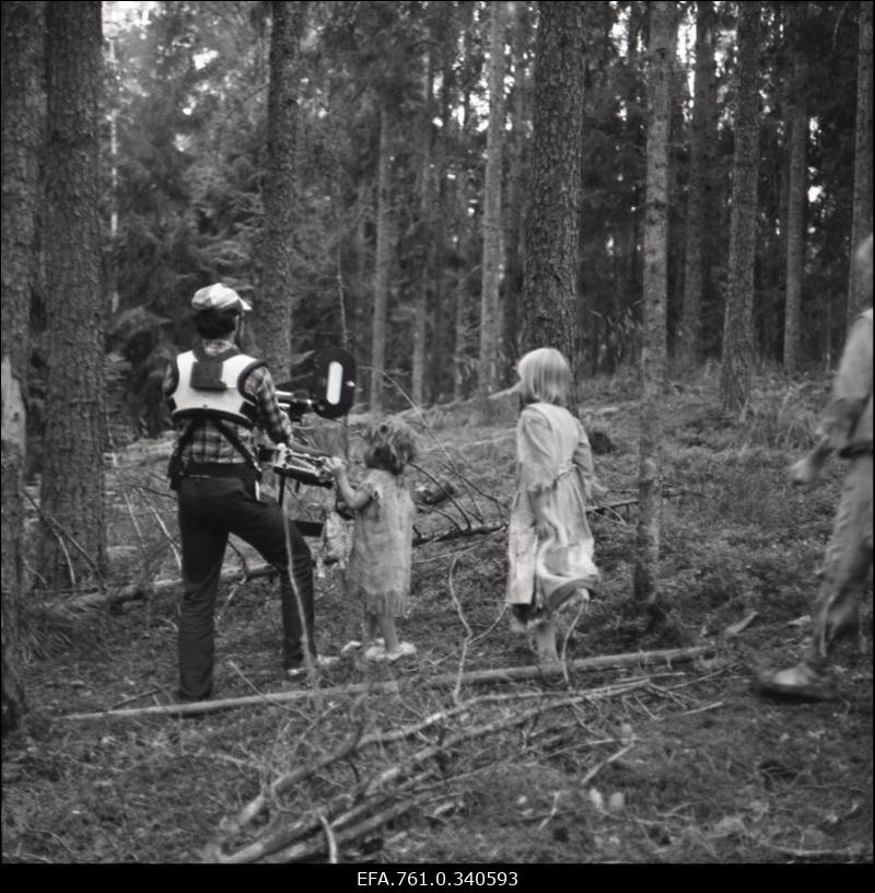 Stuudio "Tallinnfilm" muusikaline lastefilm "Nukitsamees".
Filmivõttel operaator Ago Ruus.