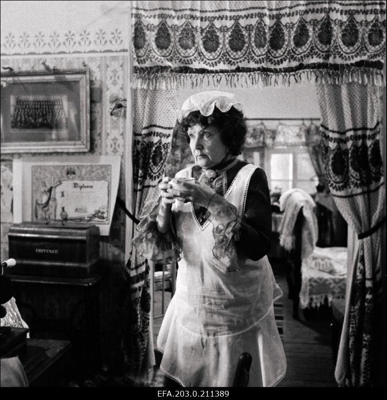 Kaader Tallinnfilmi mängufilmist "Sügis". Mamma Kiire osas Ita Ever.