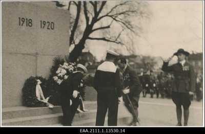 Tartu skautide ja gaidide kevadpidustused Tartus 03.-05.05.1935, mereskaudid ja Läti skautide juht J. Dombrovskis Vabadussõja mälestussamba jalamile pärgi asetamas  similar photo