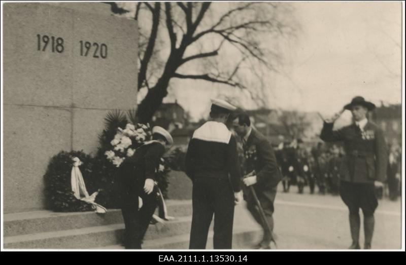 Tartu skautide ja gaidide kevadpidustused Tartus 03.-05.05.1935, mereskaudid ja Läti skautide juht J. Dombrovskis Vabadussõja mälestussamba jalamile pärgi asetamas