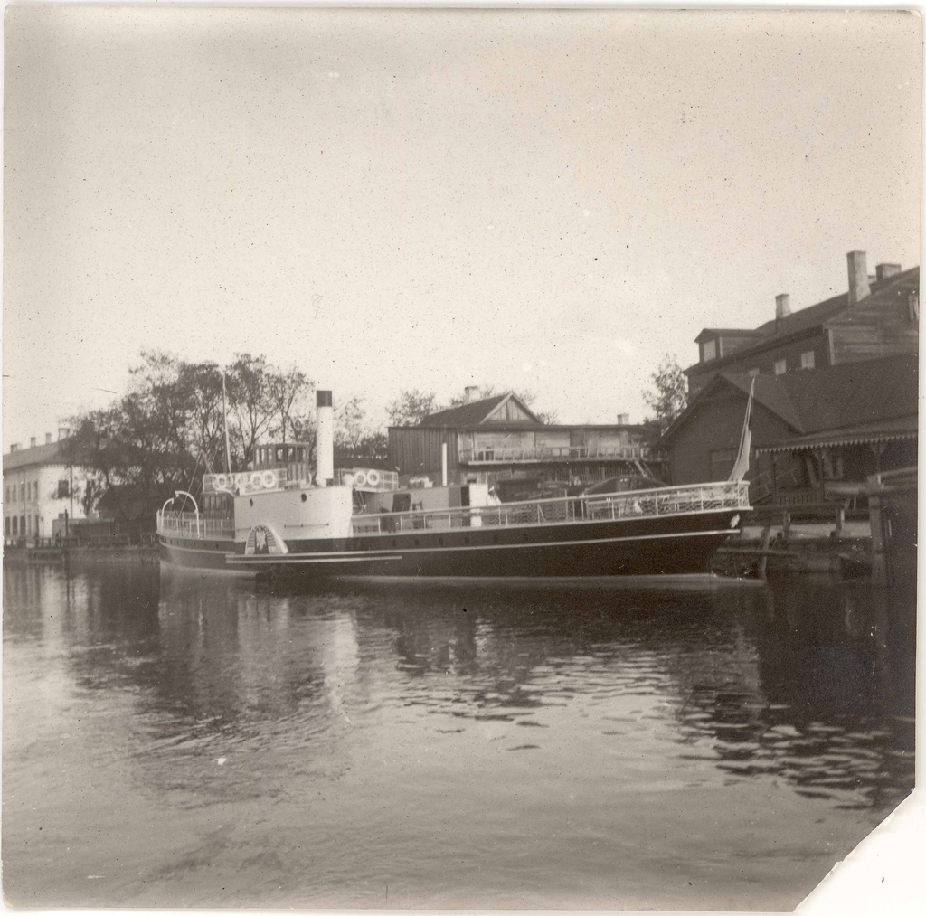 Jõelaev Emajõel at the beginning of the Riga tn, above the current Winning Bridge. View SO. On the back of the left of the house Auriku tn 2.