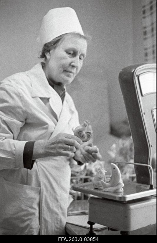 50. aastat kaubanduses töötanud kaupluse "Tähe" pakkija Aliis Aprilla.