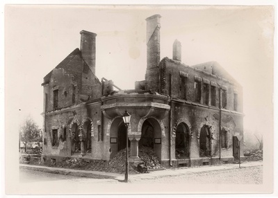 The pharmacy of W. Zeitler Mary (in the corner of Pepler and Tiig tn, opposite the choir room of the Mary Church). View of the N after the war breaks  duplicate photo