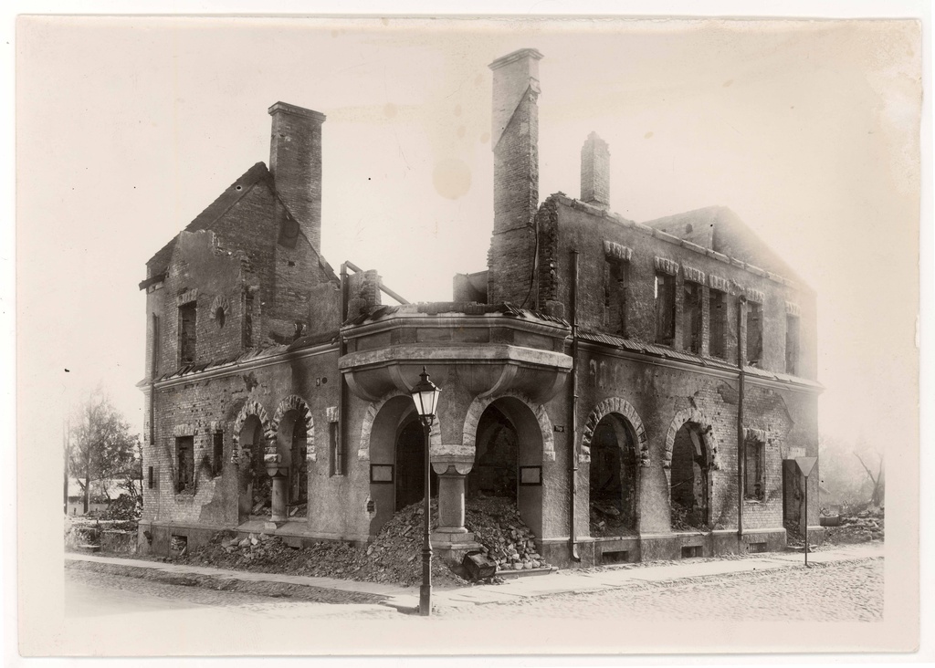 The pharmacy of W. Zeitler Mary (in the corner of Pepler and Tiig tn, opposite the choir room of the Mary Church). View of the N after the war breaks