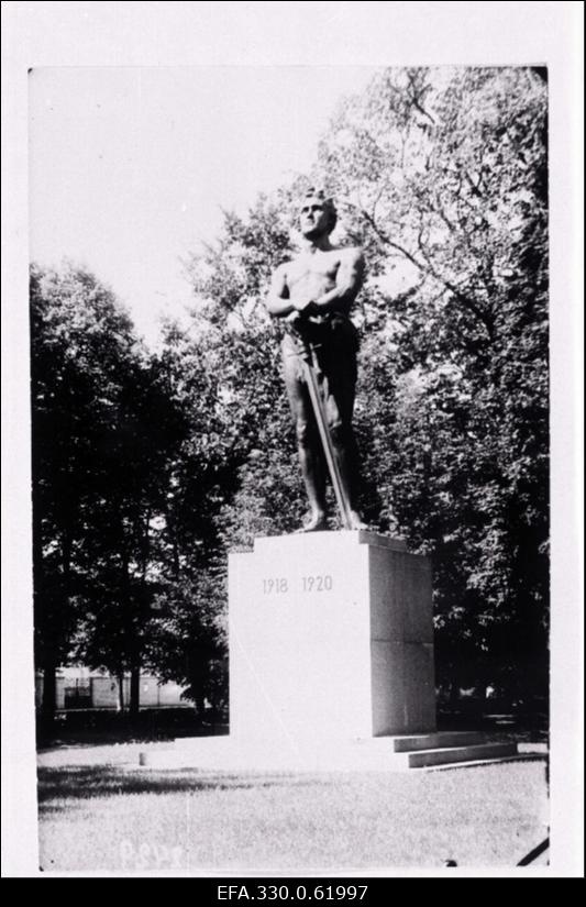 Kalevipoega kujutav Vabadussõja mälestussammas.