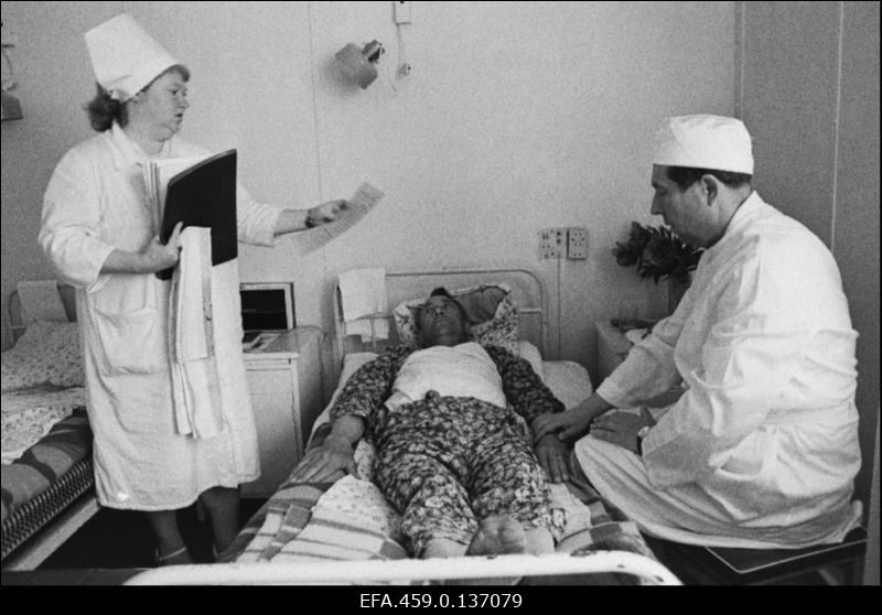 Tartu Kliinilise Haigla kirurg Heiki Kask ja medõde Sirje Raudla palatis patsiendi seisukorda kontrollimas.