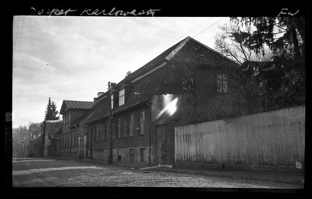 On the left side of the Kalev str. 27, on the left side of the Kalev str. 31