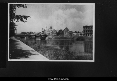 Vabadussilla purustatud osale ehitatud ajutine sild.  similar photo