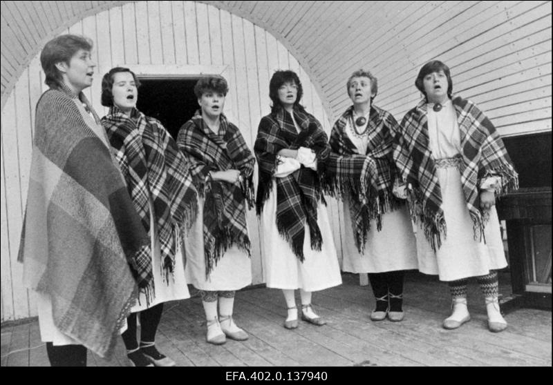 Valge Daami päevadel esineb Taebla naisansambel Sada Keeli: Mare Tereping (vasakult 1.), Janne Raba (2.), Ülle Ernits (3.), Eda Lääs (5.), Riina Veske (6.).