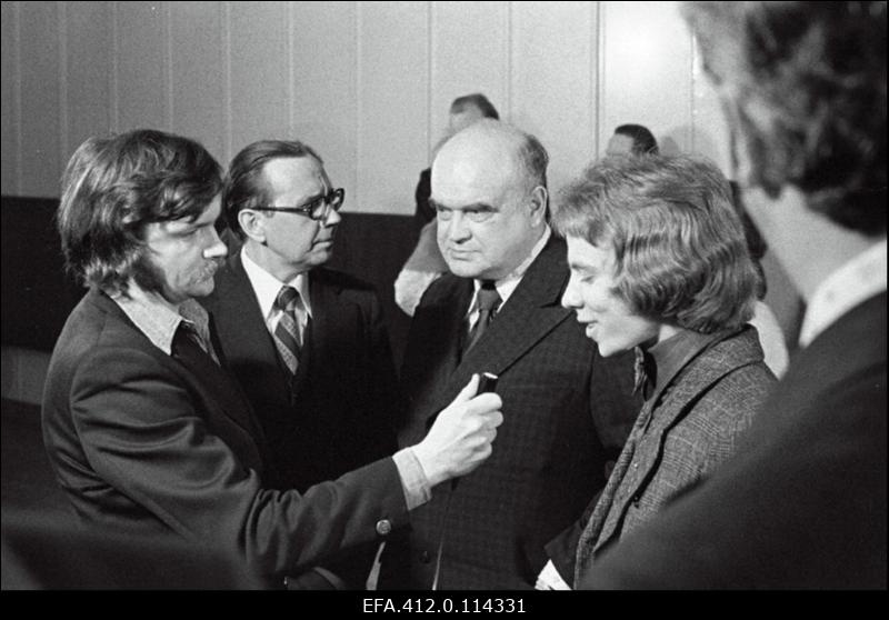 Teatriballil Haapsalu Rajooni Kultuurimajas jutustavad teatrikuu muljeid (paremalt) 1. Keskkooli muusikateatri "Pöialpoiss" direktor, 10. klassi õpilane Margus Kasterpalu, peanäitejuht õpetaja Viktor Nelik ning ajalehe "Töörahva Lipp" toimetaja Alfred Lumiste.