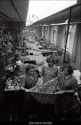 Õmblusvabriku "Sulev" lausõmblusjaoskonna brigadir (vasakult) Silvi Rübak, meister Tiina Jundas ja õmbleja Eha Õrnhein rannamantli kvaliteeti hindamas.  duplicate photo