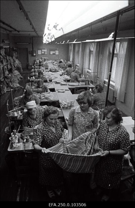 Õmblusvabriku "Sulev" lausõmblusjaoskonna brigadir (vasakult) Silvi Rübak, meister Tiina Jundas ja õmbleja Eha Õrnhein rannamantli kvaliteeti hindamas.