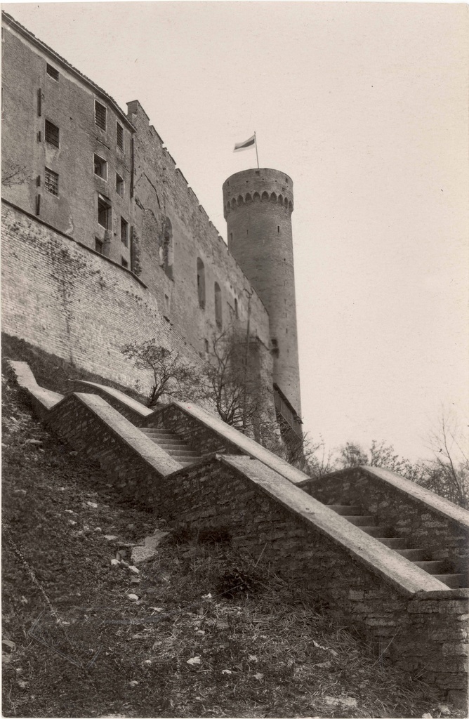 Toompea fortress. View from NW to Pike Hermann. Mastis the flag of the Republic of Estonia. You think the pick-up. 1919-1920