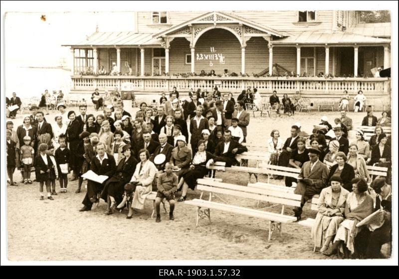 Roman Haavamägi-Espenberg perekonnaga vabaõhuüritusel Haapsalu Kuursaali taustal