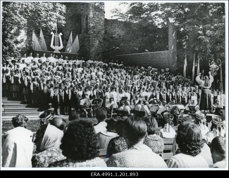 Koor esinemas rajoonilaulupäeval Haapsalu lossivaremetes